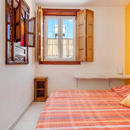 Дом отдыха Casa Golfin - Colorful House With Large Terrace In The Sunny South Арона