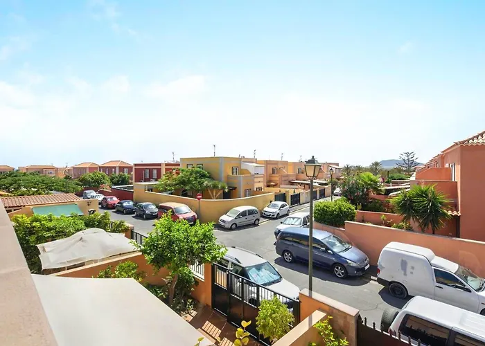 펜션 Casa Golfin - Colorful House With Large Terrace In The Sunny South 아로나