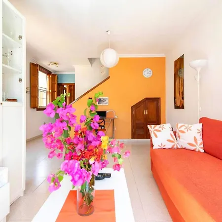 Hébergement de vacances Casa Golfin - Colorful House With Large Terrace In The Sunny South