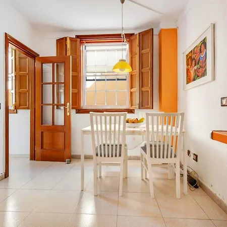 Hébergement de vacances Casa Golfin - Colorful House With Large Terrace In The Sunny South